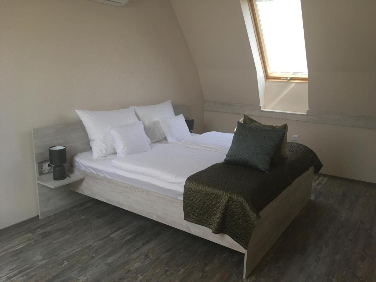 Tiszavilag Pihenohaz Hotel Tiszakecske Bagian luar foto