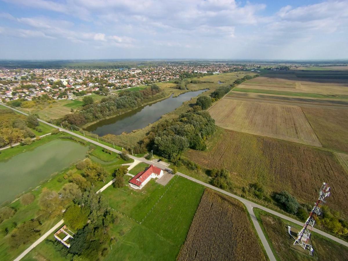 Tiszavilag Pihenohaz Hotel Tiszakecske Bagian luar foto