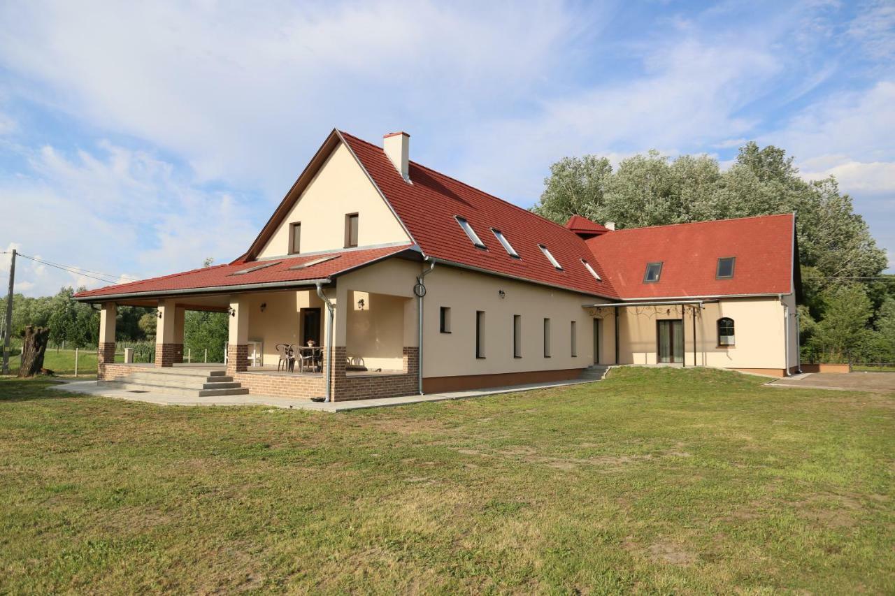 Tiszavilag Pihenohaz Hotel Tiszakecske Bagian luar foto