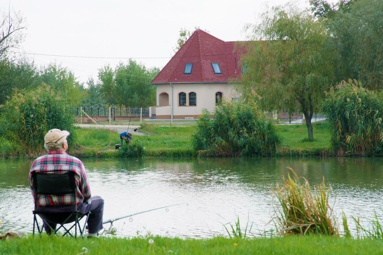 Tiszavilag Pihenohaz Hotel Tiszakecske Bagian luar foto