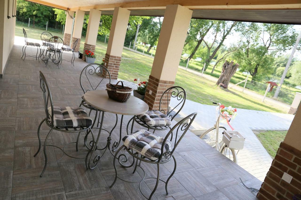 Tiszavilag Pihenohaz Hotel Tiszakecske Bagian luar foto