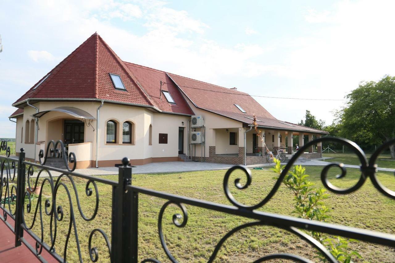 Tiszavilag Pihenohaz Hotel Tiszakecske Bagian luar foto