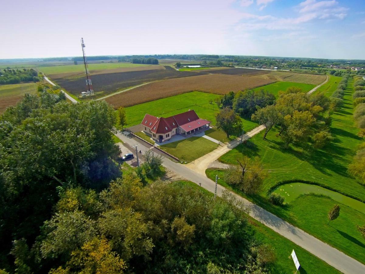 Tiszavilag Pihenohaz Hotel Tiszakecske Bagian luar foto