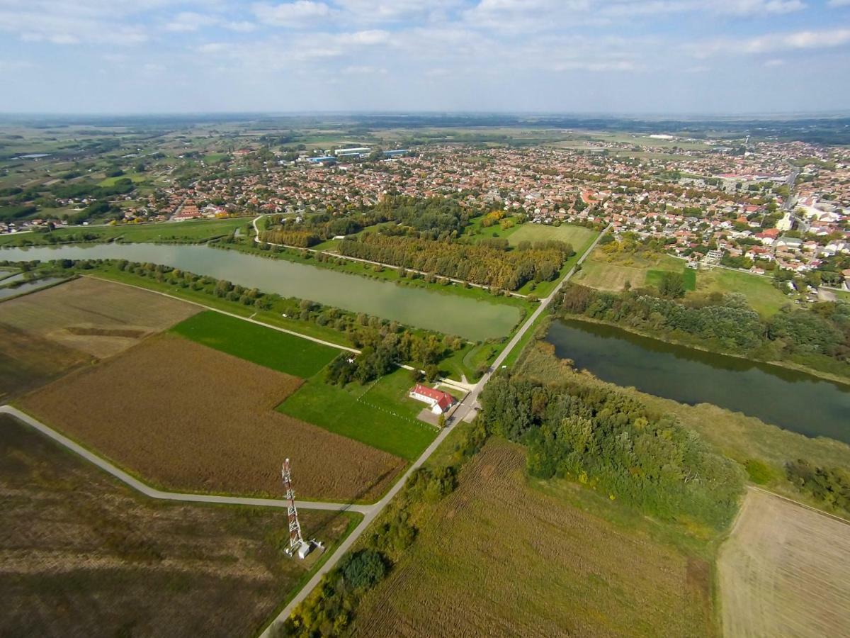 Tiszavilag Pihenohaz Hotel Tiszakecske Bagian luar foto