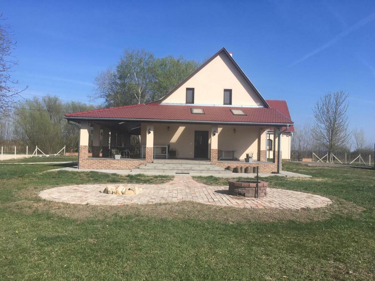 Tiszavilag Pihenohaz Hotel Tiszakecske Bagian luar foto