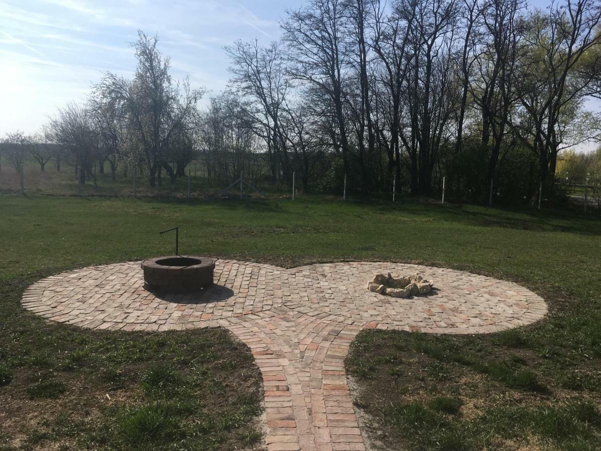 Tiszavilag Pihenohaz Hotel Tiszakecske Bagian luar foto